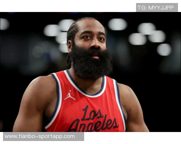 快船分享哈登与中国留学生约翰郝亲密合影表达感激之情 快船分享哈登与中国留学生约翰郝亲密合影表达感激之情