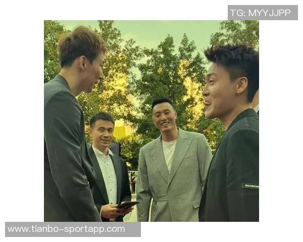 周琦与赵睿翟晓川方硕合影定妆照迎新赛季期待再创佳绩 周琦与赵睿翟晓川方硕合影定妆照迎新赛季期待再创佳绩